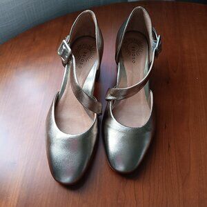 NWT 9M Brioso Myla Metallic Gold Leather Mary Jane Heel with Angular Strap